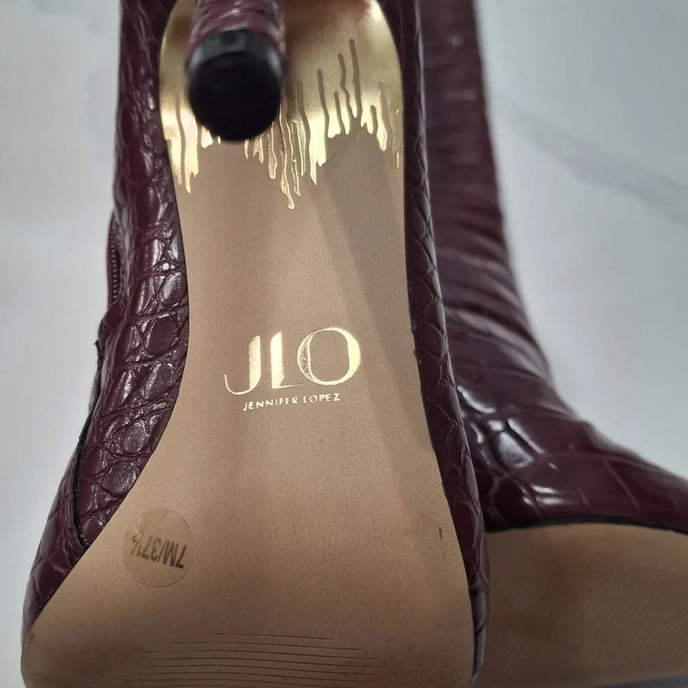 💋Jennifer Lopez  Boots .Elegant Burgundy Croc-Embossed Knee-High Boots💋 - Picture 3 of 12
